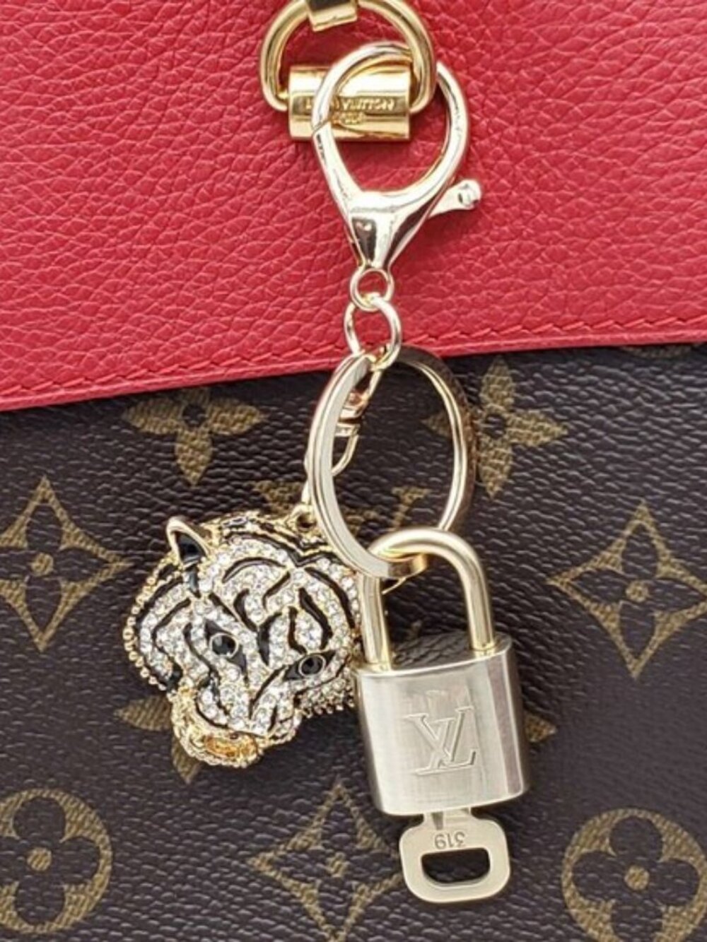 Authentic LV Gold Padlock & Key 🔑 Bag Charm / Unbranded Keychain Combo - Picture 7 of 7